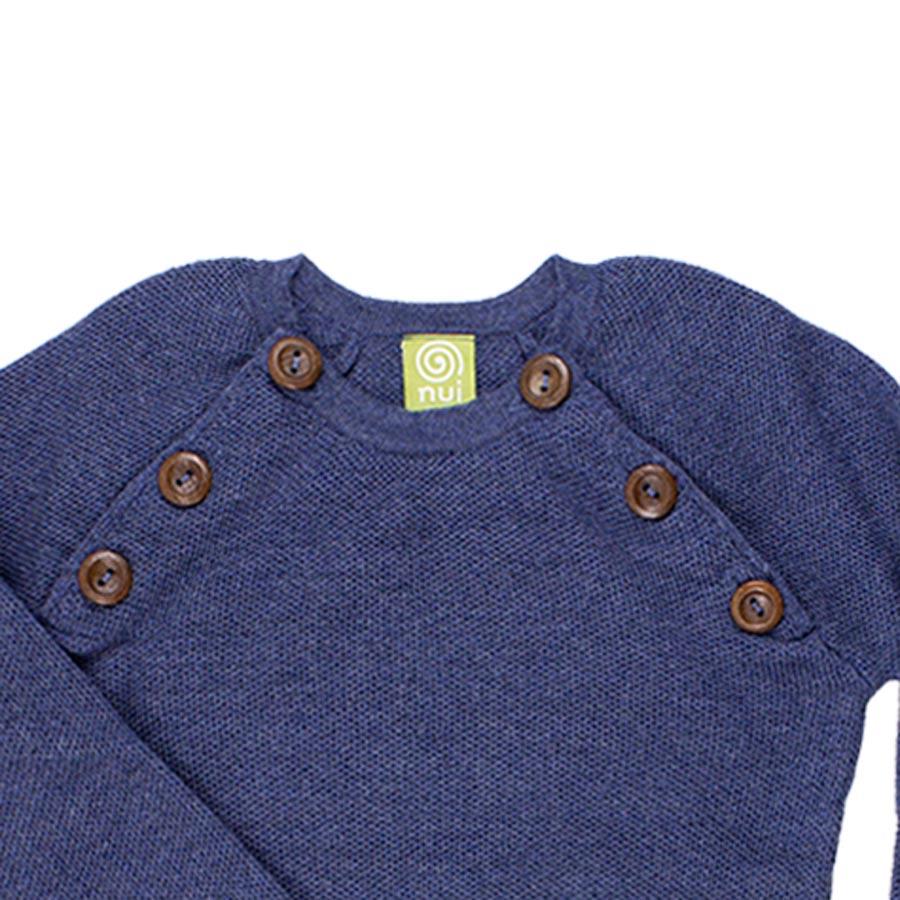 Nui Organics. Uld sweater i denimblå økologisk merinould. Udsnit